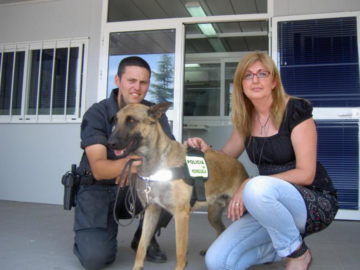 LA POLICÍA LOCAL DE PEDREZUELA OTORGA EL RECONOCIMIENTO DE COLABORACIÓN EN PROTECCIÓN ANIMAL AL CIAAM